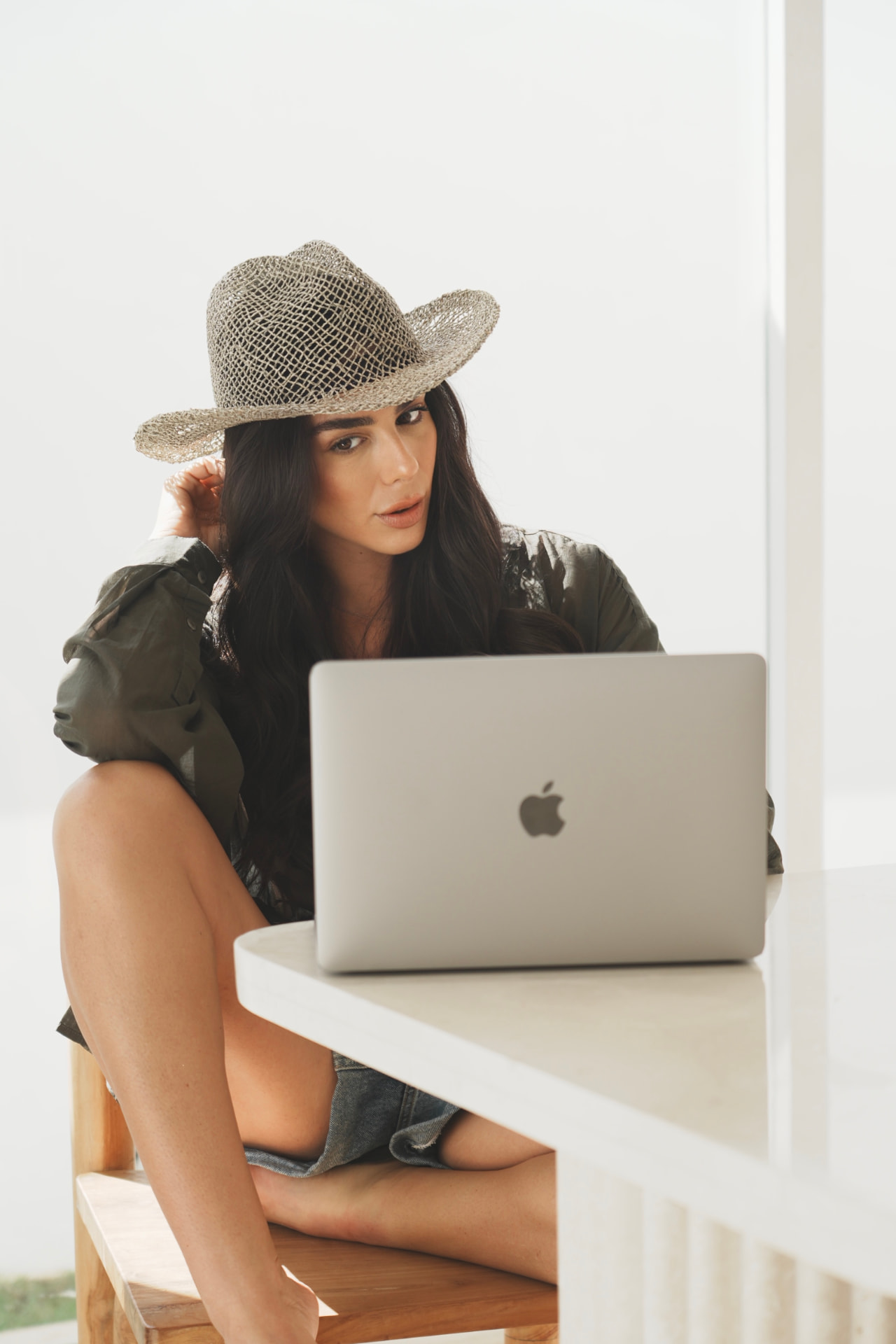Stella Villela com seu laptop